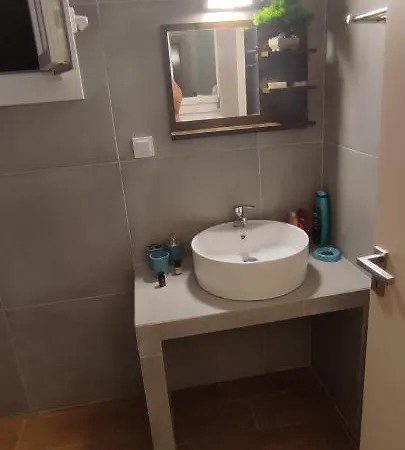 White Lotus Seaside Kíni