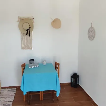 White Lotus Seaside Semesterbostad Kini